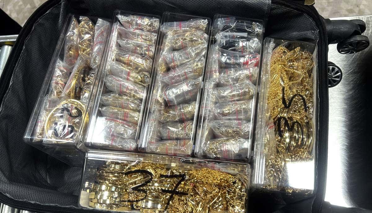 Bakı aeroportunda ƏMƏLİYYAT: 17 kilo qızıl saxlanıldı - FOTOLAR