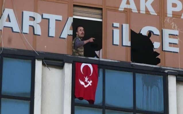 AKP-nin binasına silahlı hücum edildi