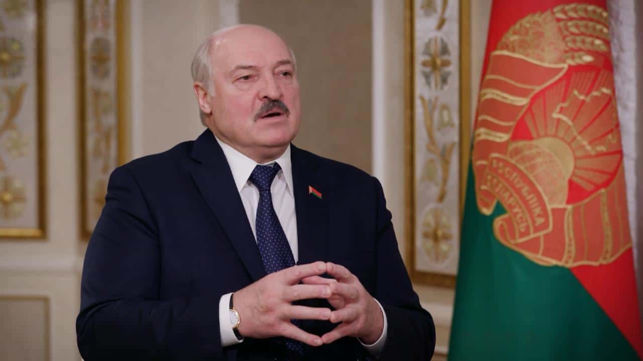 Lukaşenko:"Putin Belarusa hücumu Rusiyaya hücum kimi qiymətləndirəcəyini vəd edir"