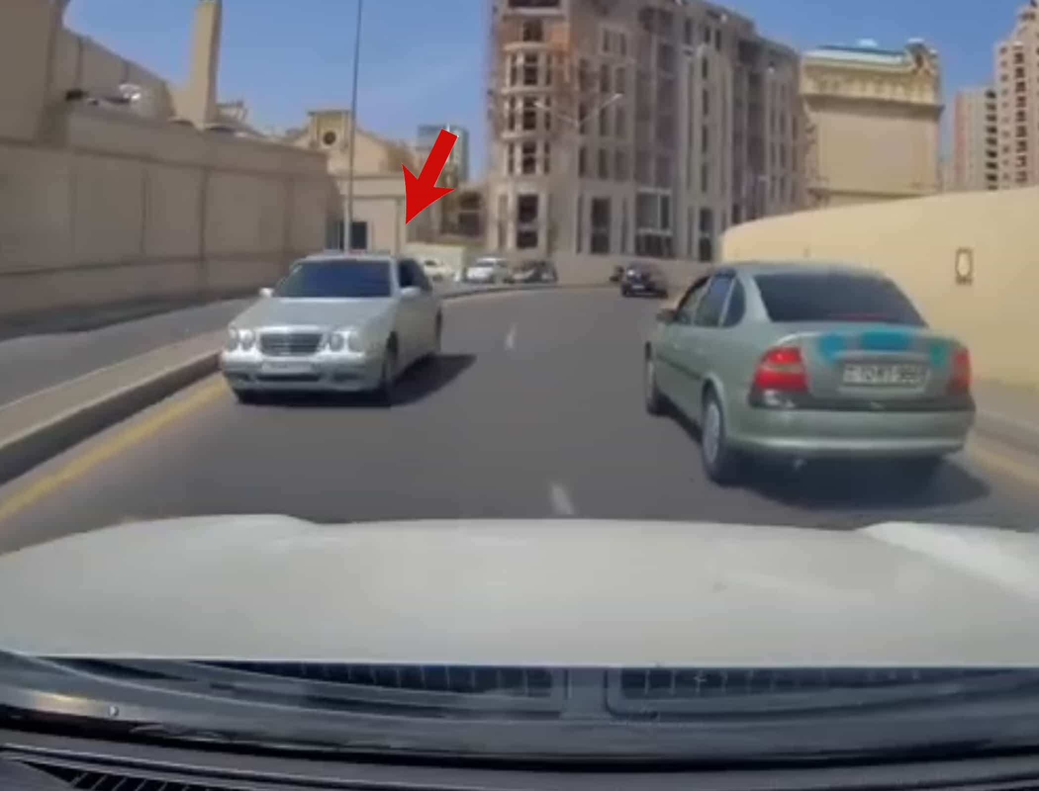 Bakıda polis maşını "protiv" sürən bu sürücünü axtarır - VİDEO