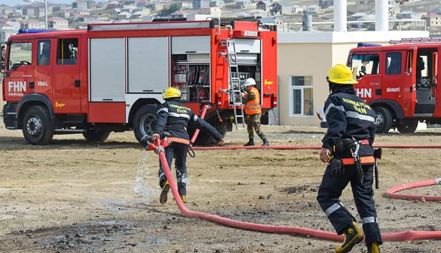 Bakıda yarımtikili yandı-FOTO