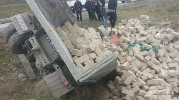 Bakıda “KamAz” aşdı, taxta dağıldı, yol bağlandı -FOTO