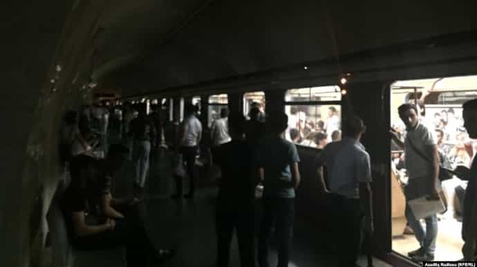 Metronun bu stansiyalarında işıqlar söndü