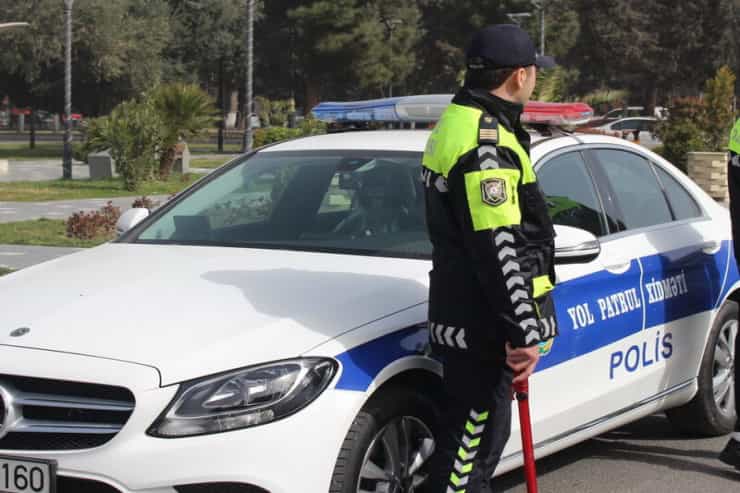 Məhkəmənin sürücüsü ilə yol polisi arasında İNSİDENT - VİDEO
