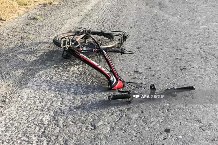 Azyaşlı velosipedçini avtomobil vurdu, vəziyyəti...