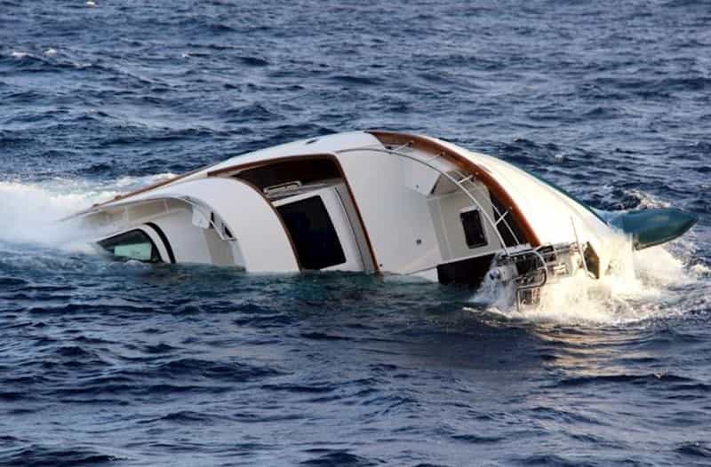 İtaliyada gəmi batıb: 4 nəfər ölüb