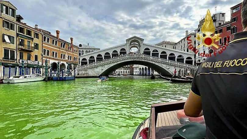 Venesiyada Böyük Kanalın suyu yaşıllaşıb