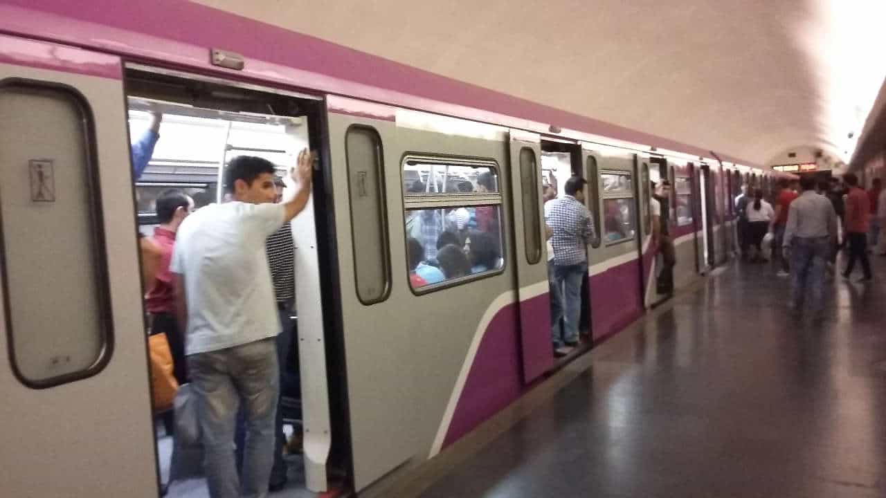 Qatarlar azaldı, sıxlıq artdı: “Metronun tələsik yay rejiminə keçməsi düzgün addım deyil”