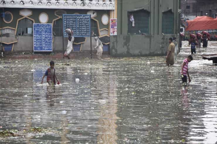 Şiddətli yağışda 17 nəfər öldü