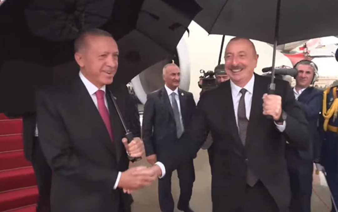 Prezident İlham Əliyev Türkiyəli həmkarını qarşılayıb