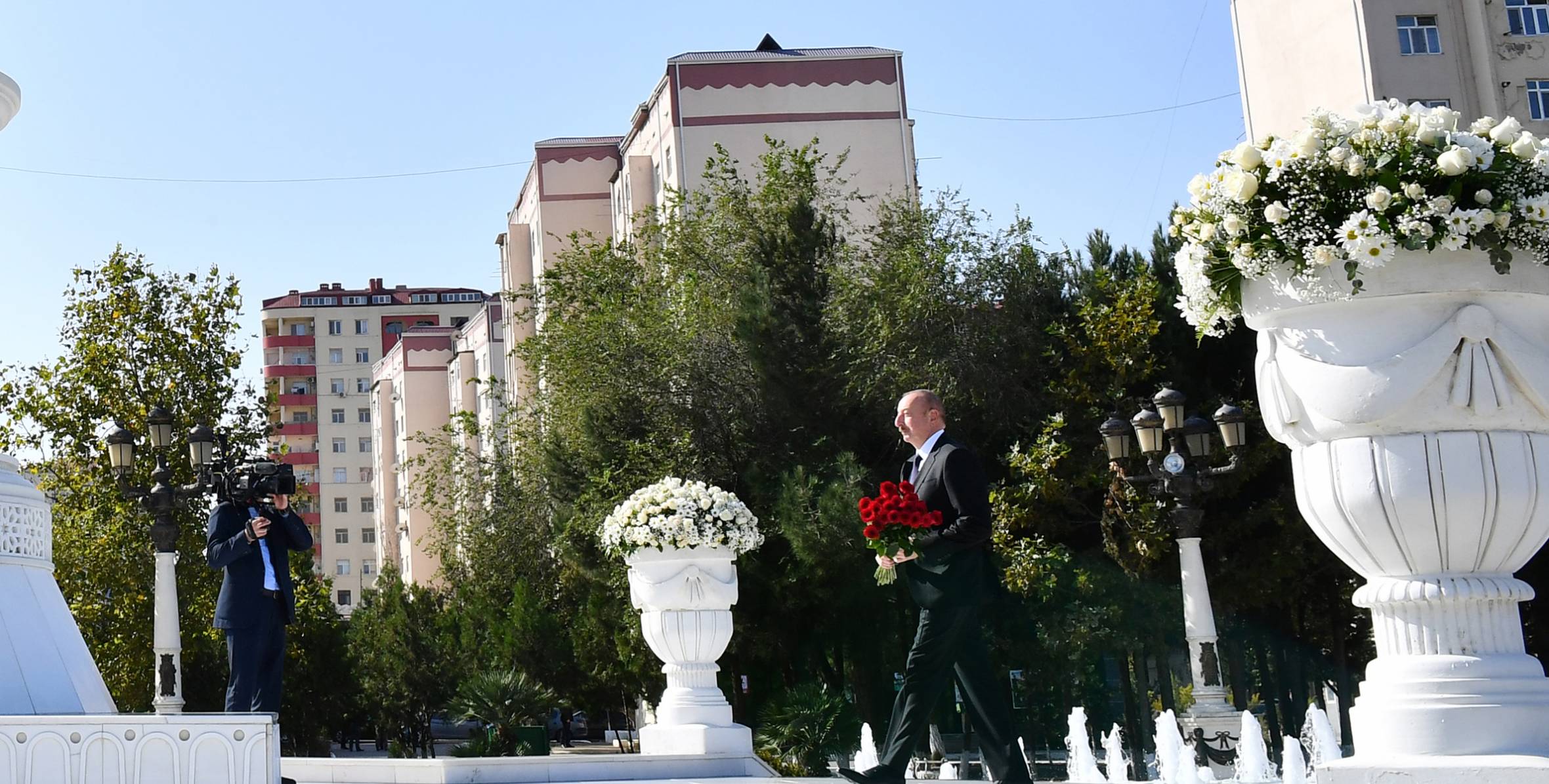 Prezident İlham Əliyev Ulu Öndər Heydər Əliyevin Sumqayıt şəhərinin mərkəzində ucaldılan abidəsini ziyarət edib