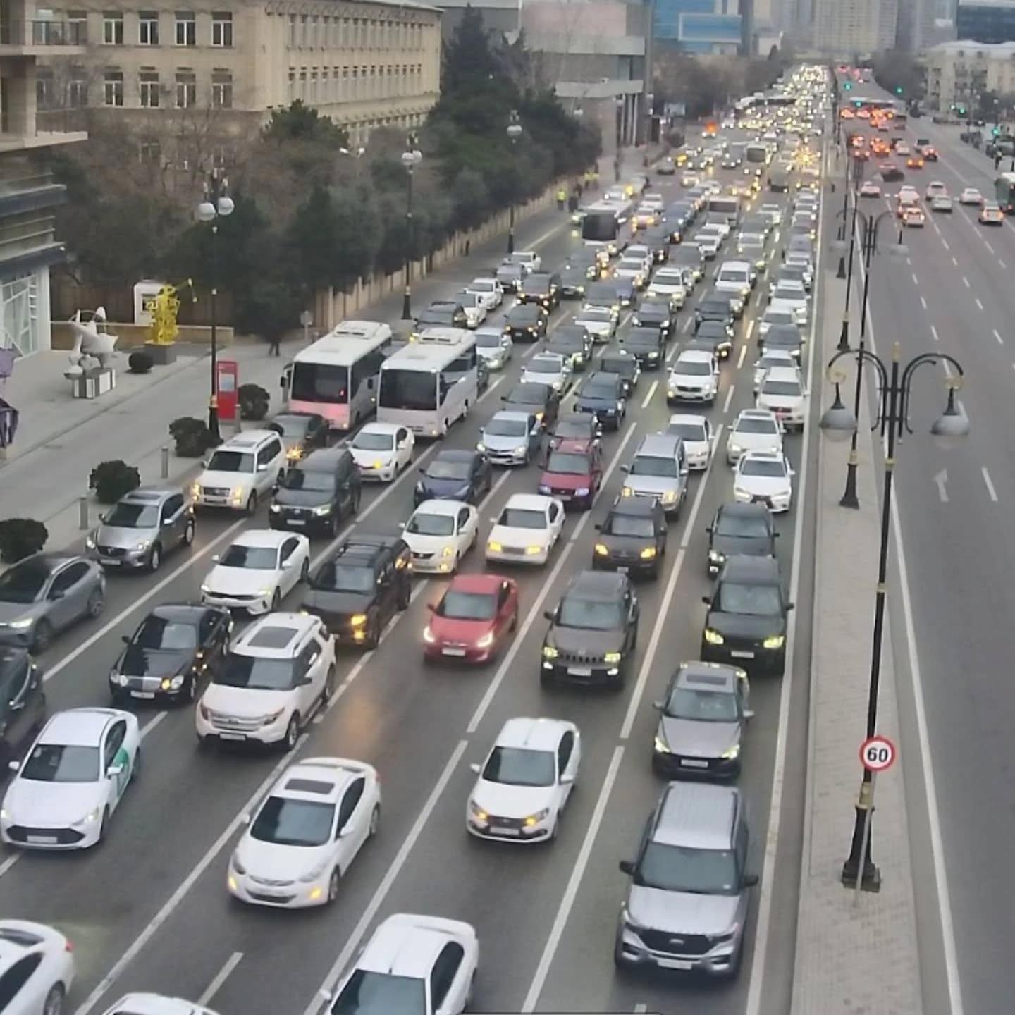Bakının bir sıra yollarında nəqliyyatın sıxlığı yaranıb
